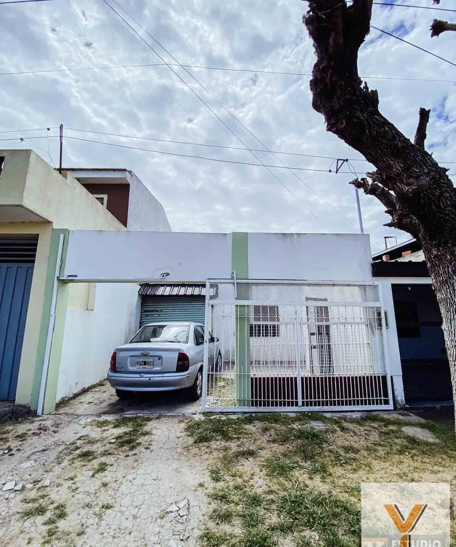 Casa en venta - 3 Dormitorios 1 Baño - Cochera - 400Mts2 - Melchor Romero, La Plata 4