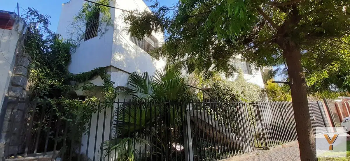 Casa en venta - 5 dormitorios 3 baños - 140mts2 - Ringuelet 5