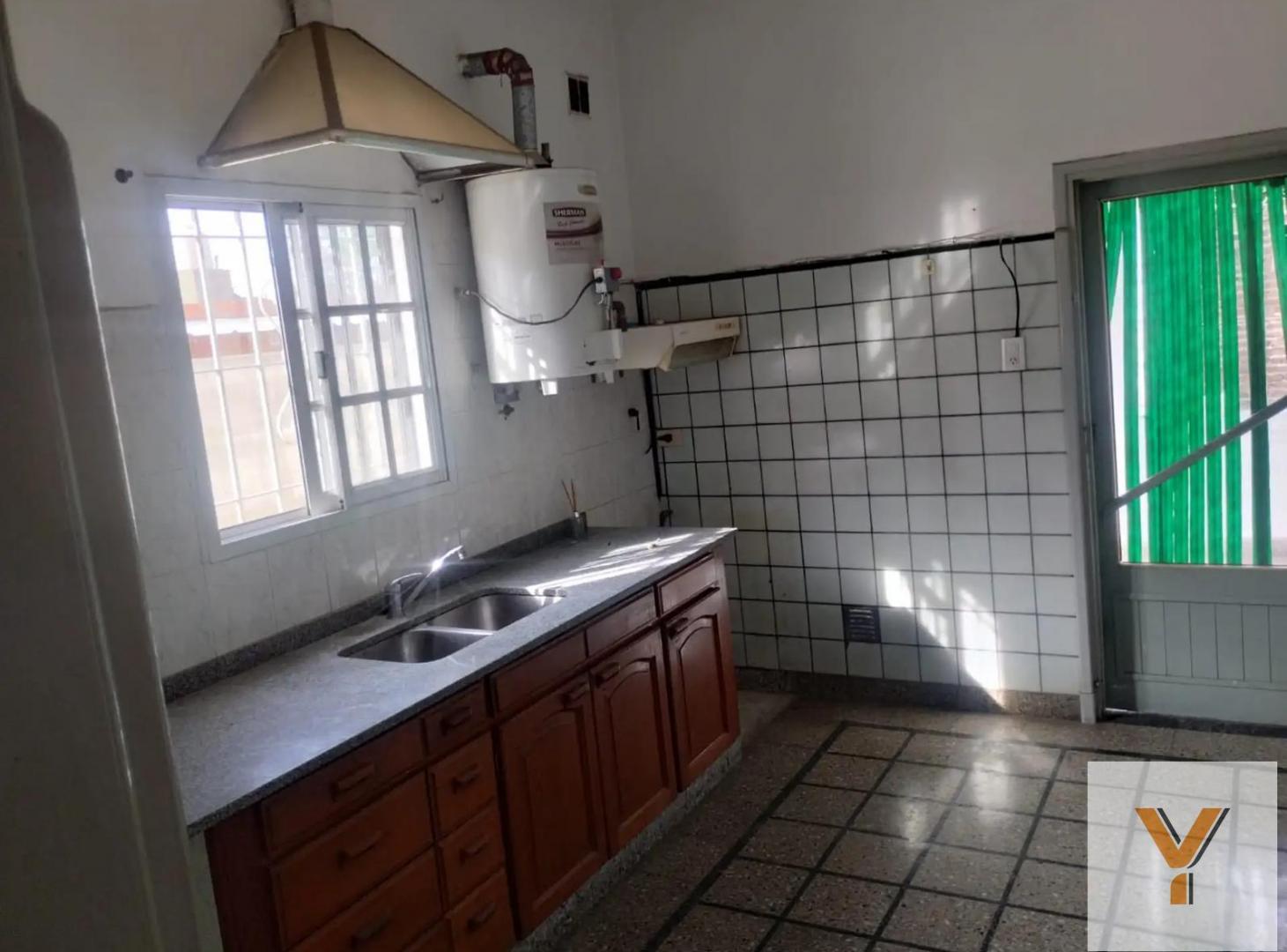 Foto de Casa en venta - 2 Dormitorios 1 Baño - 190Mts2 - Quilmes, imagen 2