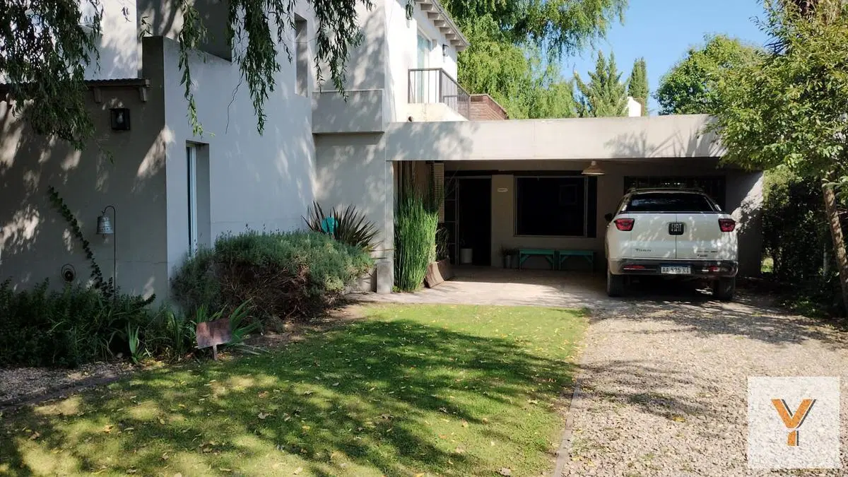 Casa en venta - 3 dormitorios 2 baños - 200mts2 - Azul 3