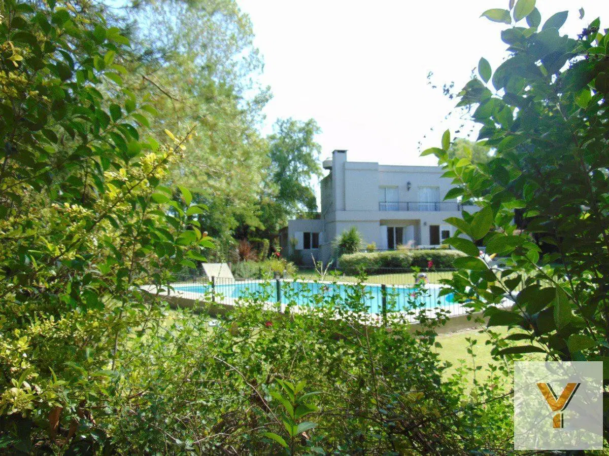 Casa en venta - 3 dormitorios 2 baños - 200mts2 - Azul 2