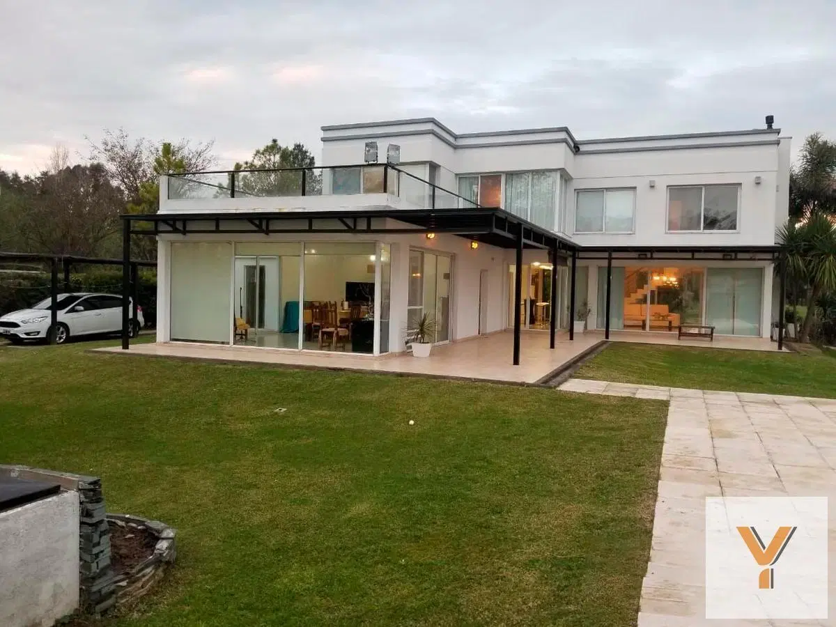Casa en venta - 3 dormitorios 3 baños - 350mts2 totales - Posadas de los Lagos 3