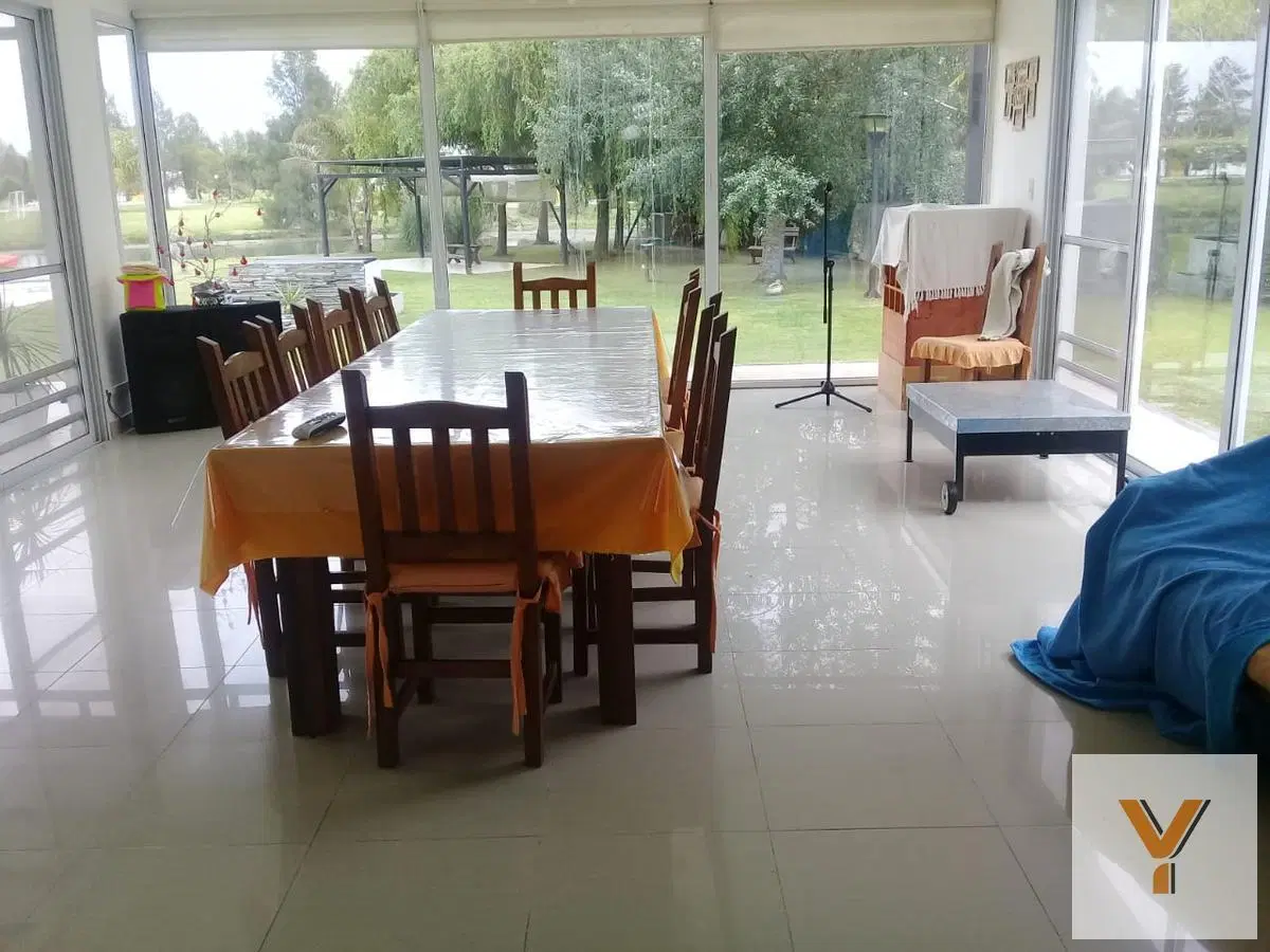 Casa en venta - 3 dormitorios 3 baños - 350mts2 totales - Posadas de los Lagos 2