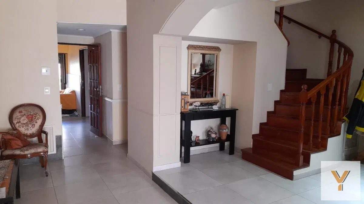 Casa en venta - 4 dormitorios 3 baños - Cochera - 300mts2 - Ramos Mejía 2