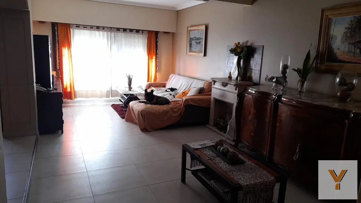 Casa en venta - 4 dormitorios 3 baños - Cochera - 300mts2 - Ramos Mejía 3