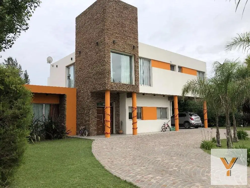 Casa en venta - 4 Dormitorios 3 Baños - Cocheras - 1.100Mts2 - Presidente Perón 3