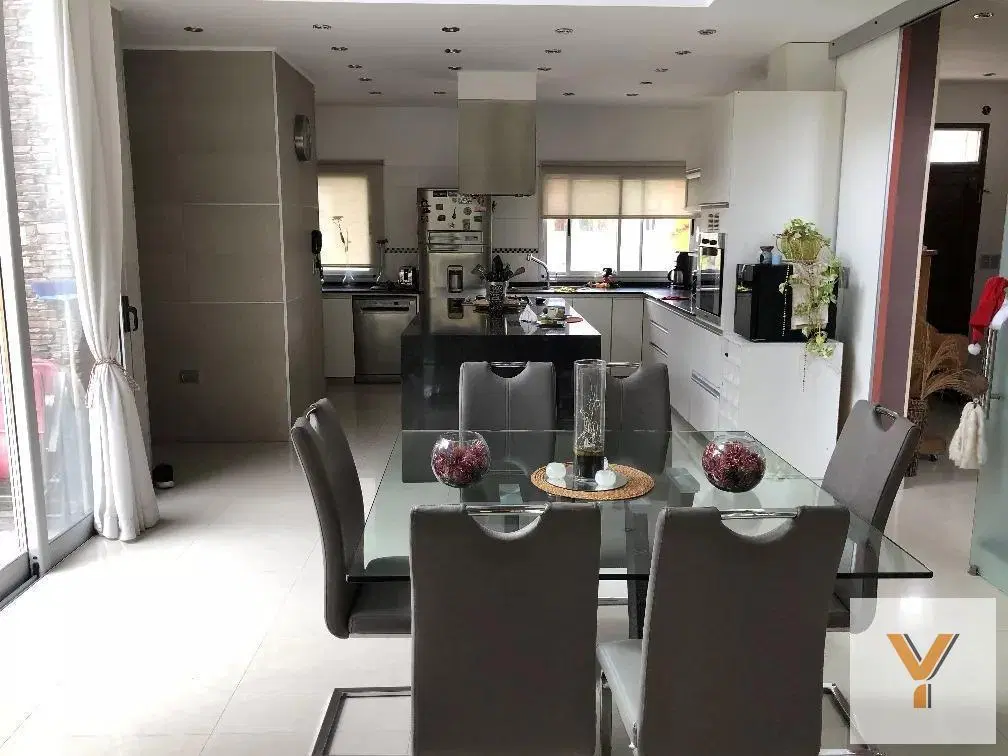 Casa en venta - 4 Dormitorios 3 Baños - Cocheras - 1.100Mts2 - Presidente Perón 2