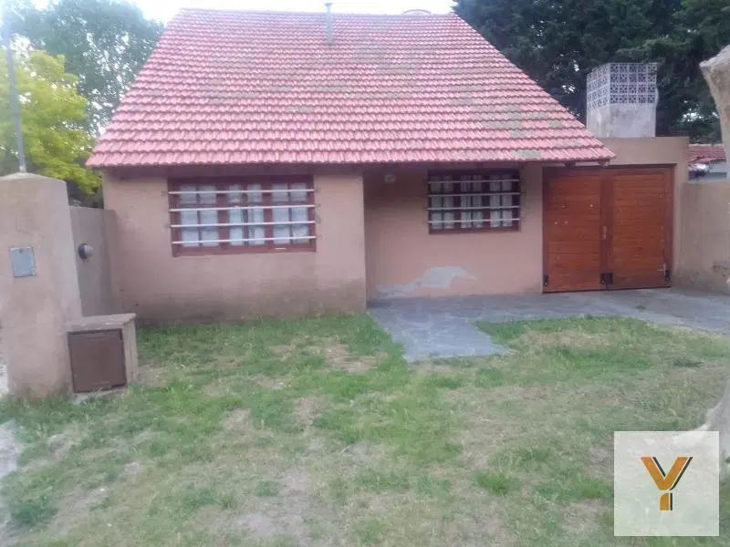 Casa en venta - 4 dormitorios 2 baños - patio y quincho - 315mts2 - Santa Teresita 5