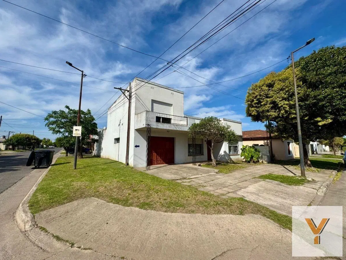 Casa en venta - 3 Dormitorios 2 Baños - 209mts2 - Chivilcoy 4