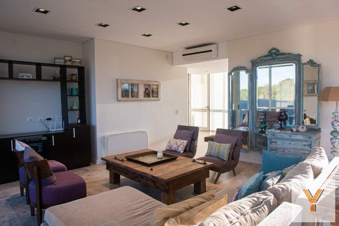 Foto de Casa en venta - 5 Dormitorios 7 Baños - Carilo, imagen 2