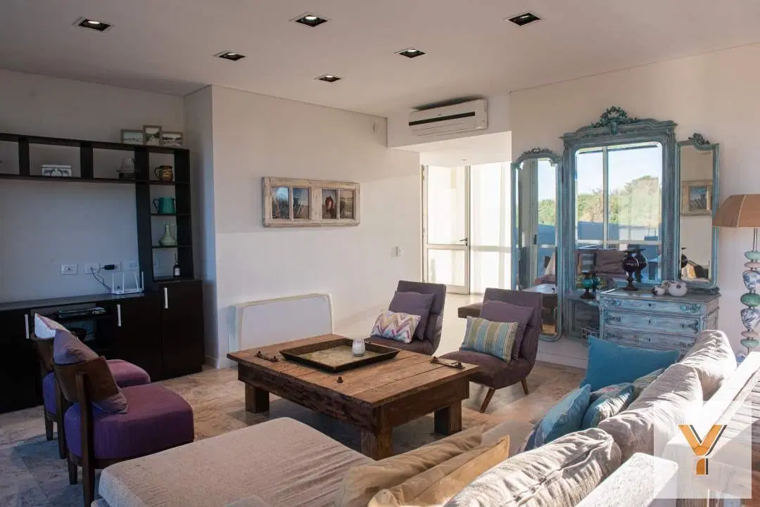 Casa en venta - 5 Dormitorios 7 Baños - Carilo 2