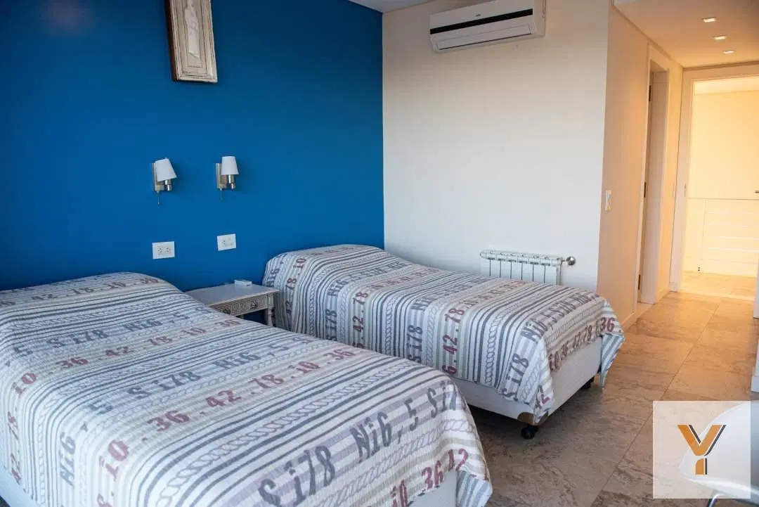 Casa en venta - 5 Dormitorios 7 Baños - Carilo 3