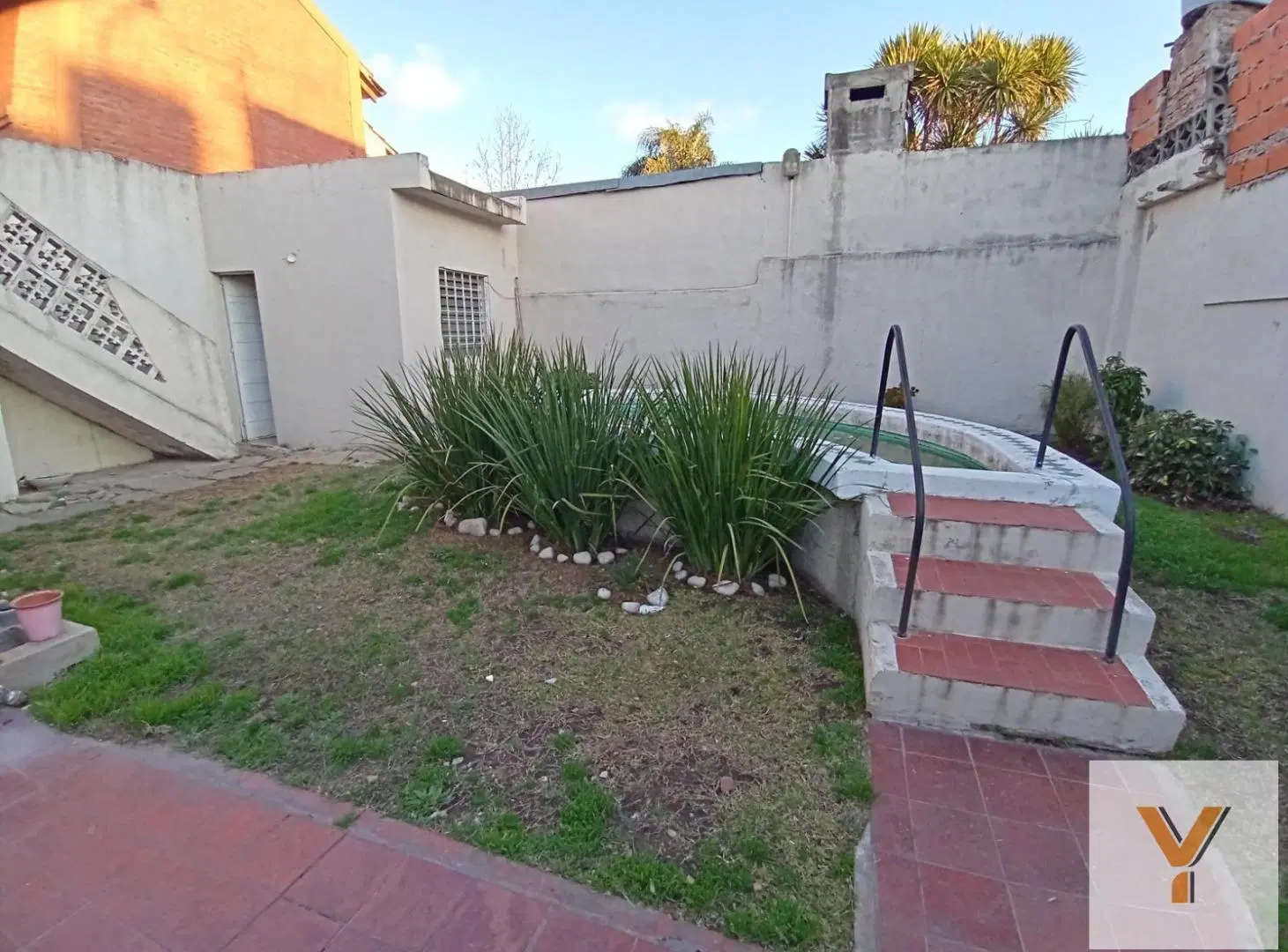 Casa en venta - 2 Dormitorios 1 Baño - Cochera - 220Mts2 - Castelar, Morón 4