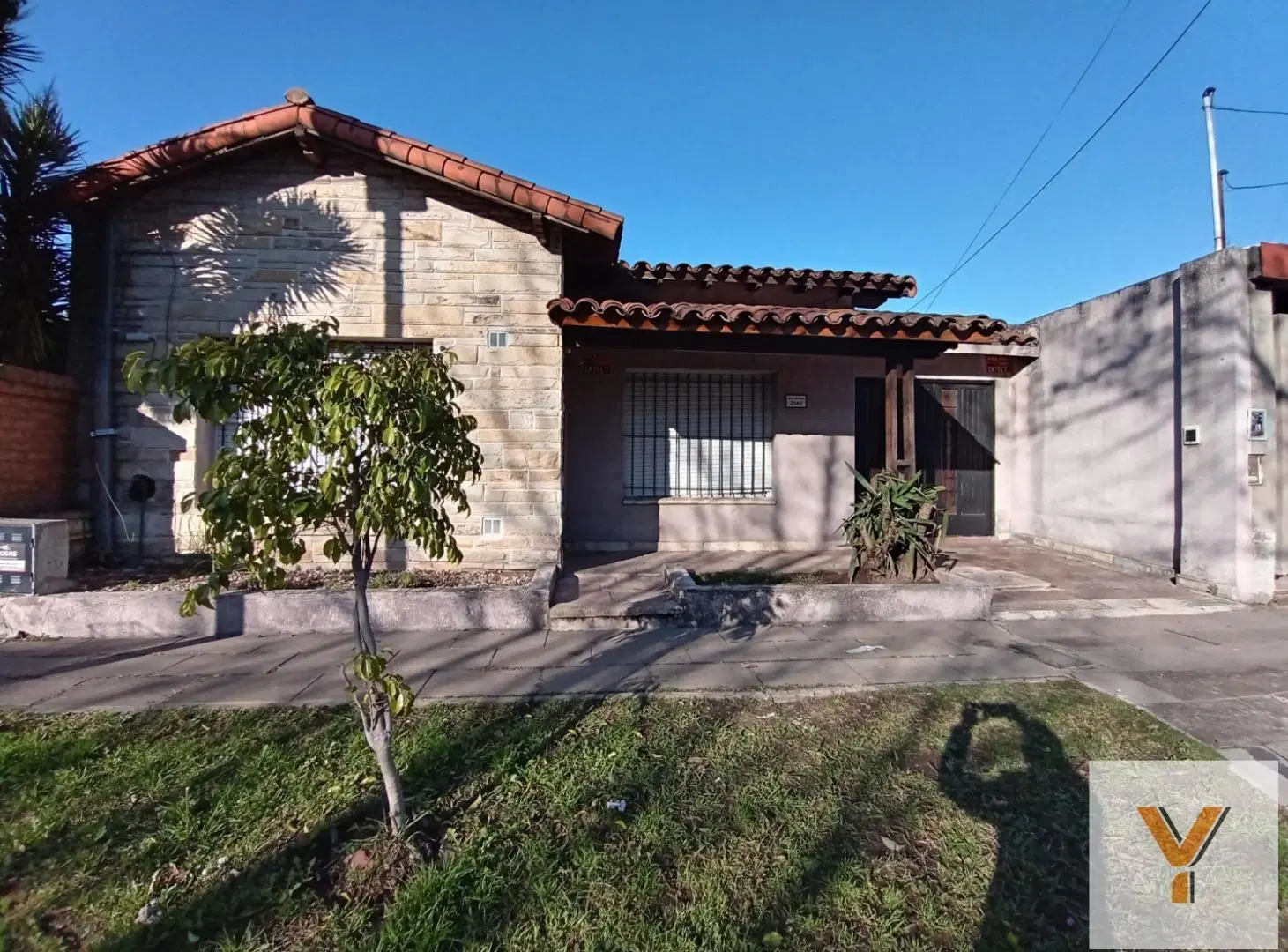 Casa en venta - 2 Dormitorios 1 Baño - Cochera - 220Mts2 - Castelar, Morón 3