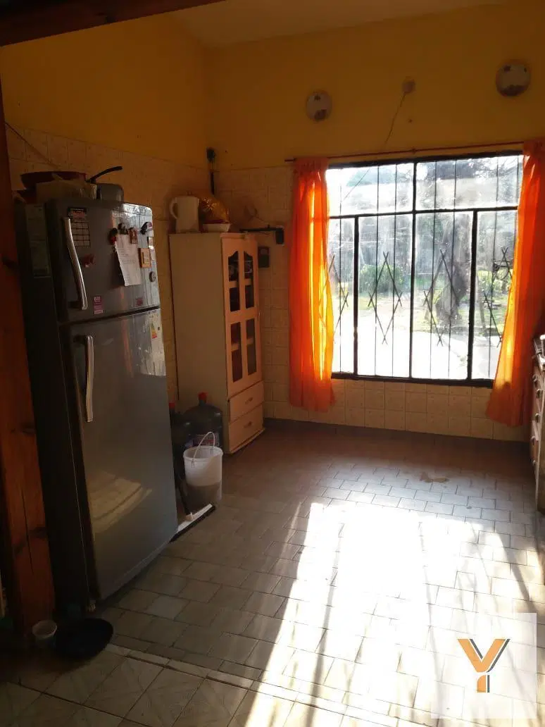 Casa en venta - 3 dormitorios 2 baños - 200mts2 - Longchamps 5
