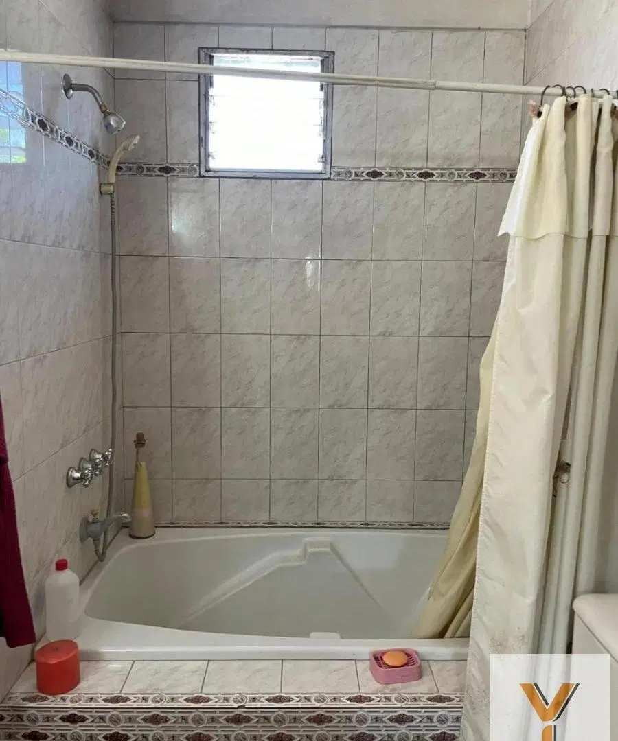 Casa en venta - 4 Dormitorios 2 Baños - Cocheras - 690Mts2 - Longchamps 2