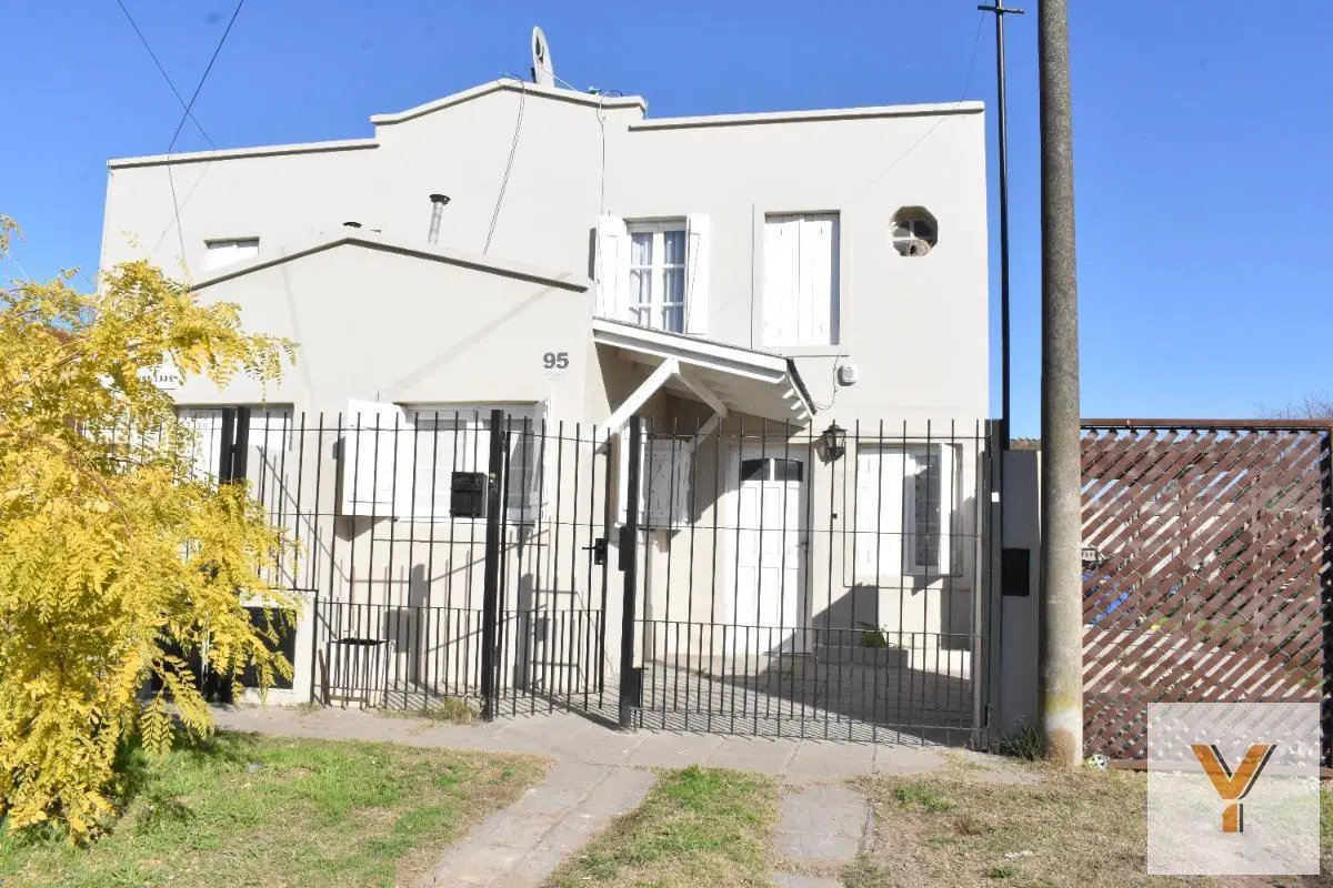 PH en venta - 3 Dormitorios 2 Baños - Cochera - 200Mts2 - Necochea 2