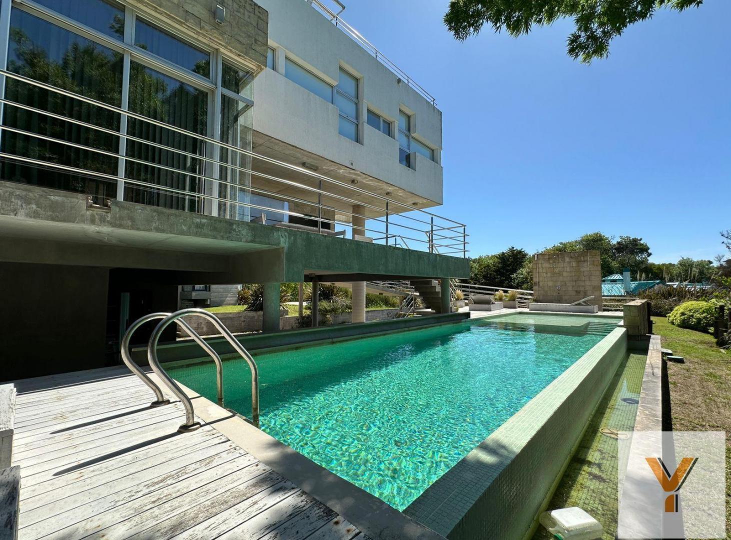 Foto de Casa en Venta - 5 Dormitorios 4 Baños - 1059mts2 - Carilo, imagen 1