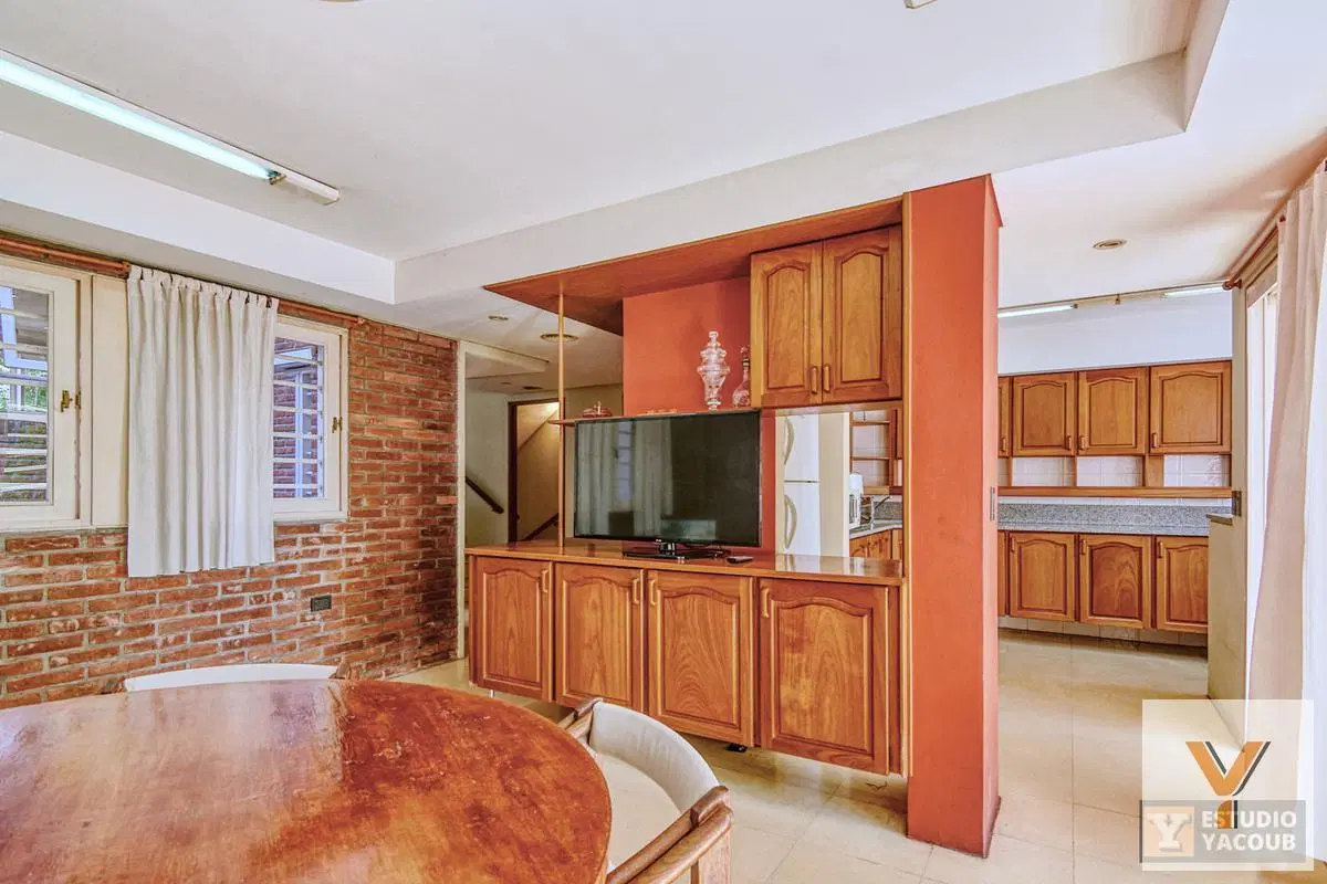 Casa en venta - 4 dormitorios 4 baños - 350mts2 - Cocheras - La Plata 5
