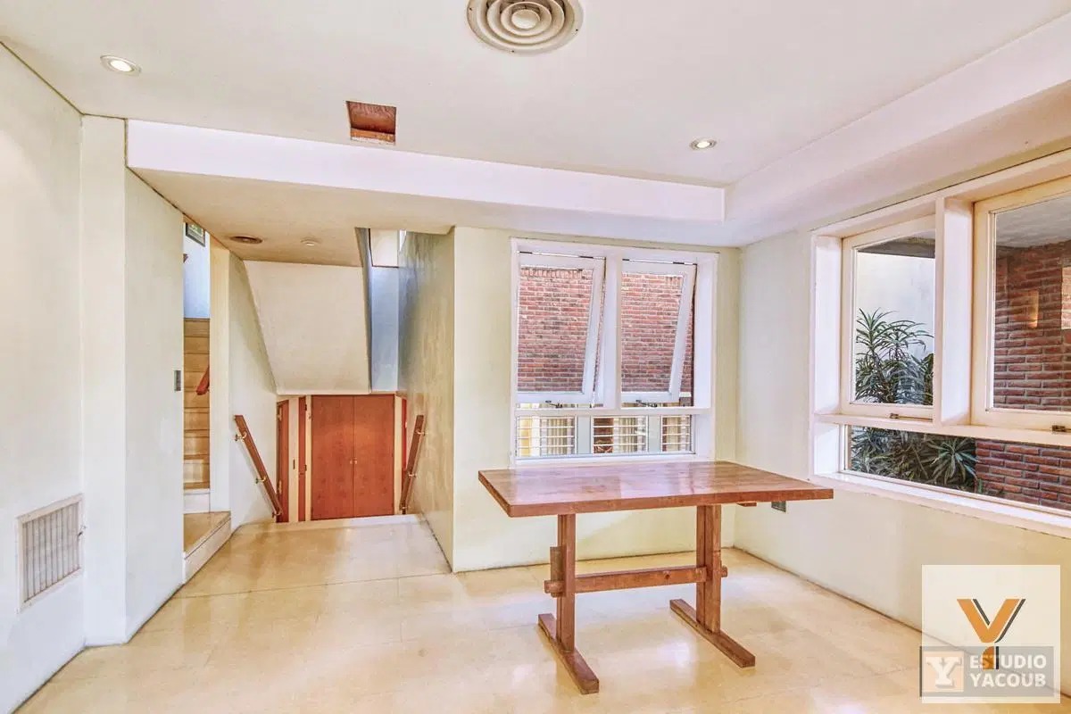 Casa en venta - 4 dormitorios 4 baños - 350mts2 - Cocheras - La Plata 3