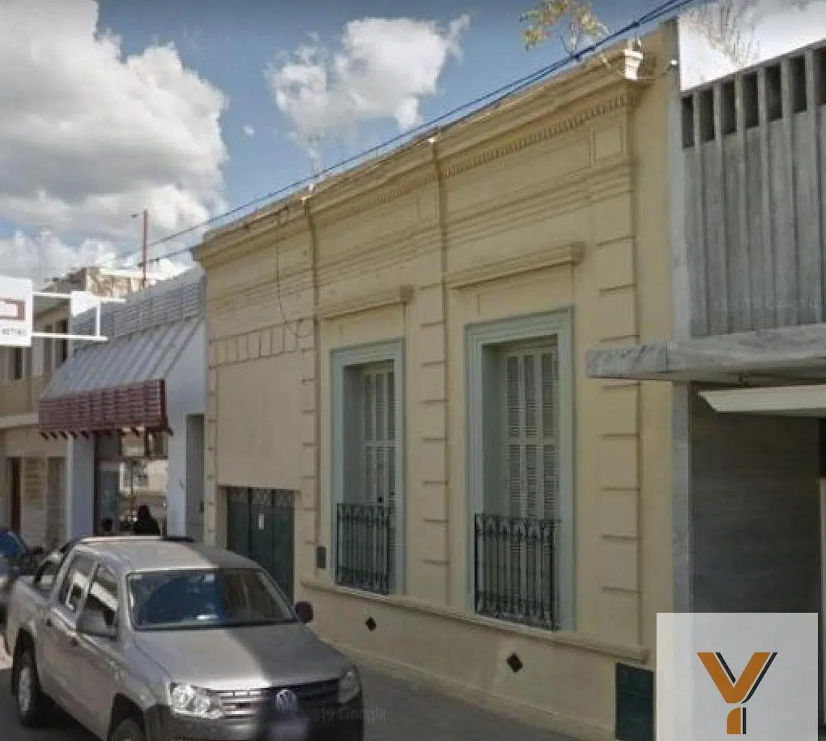 Casa en venta - 3 dormitorios 1 baño - cochera - 433mts2 - Azul 3