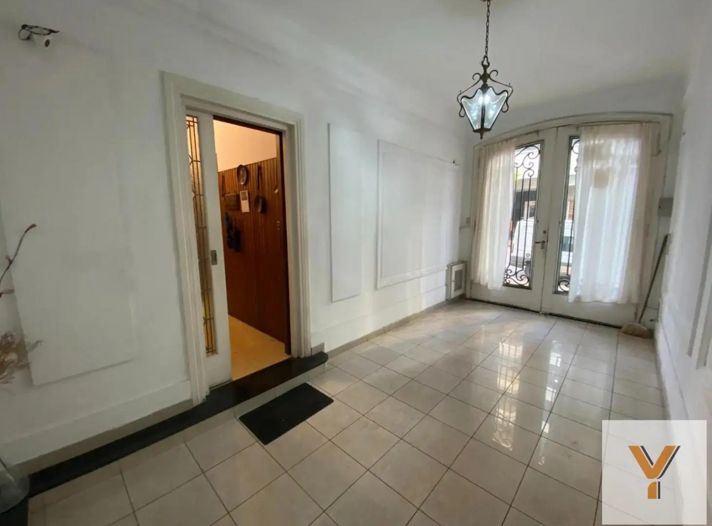 Casa en venta - 3 dormitorios 3 baños - cochera - La Plata 2