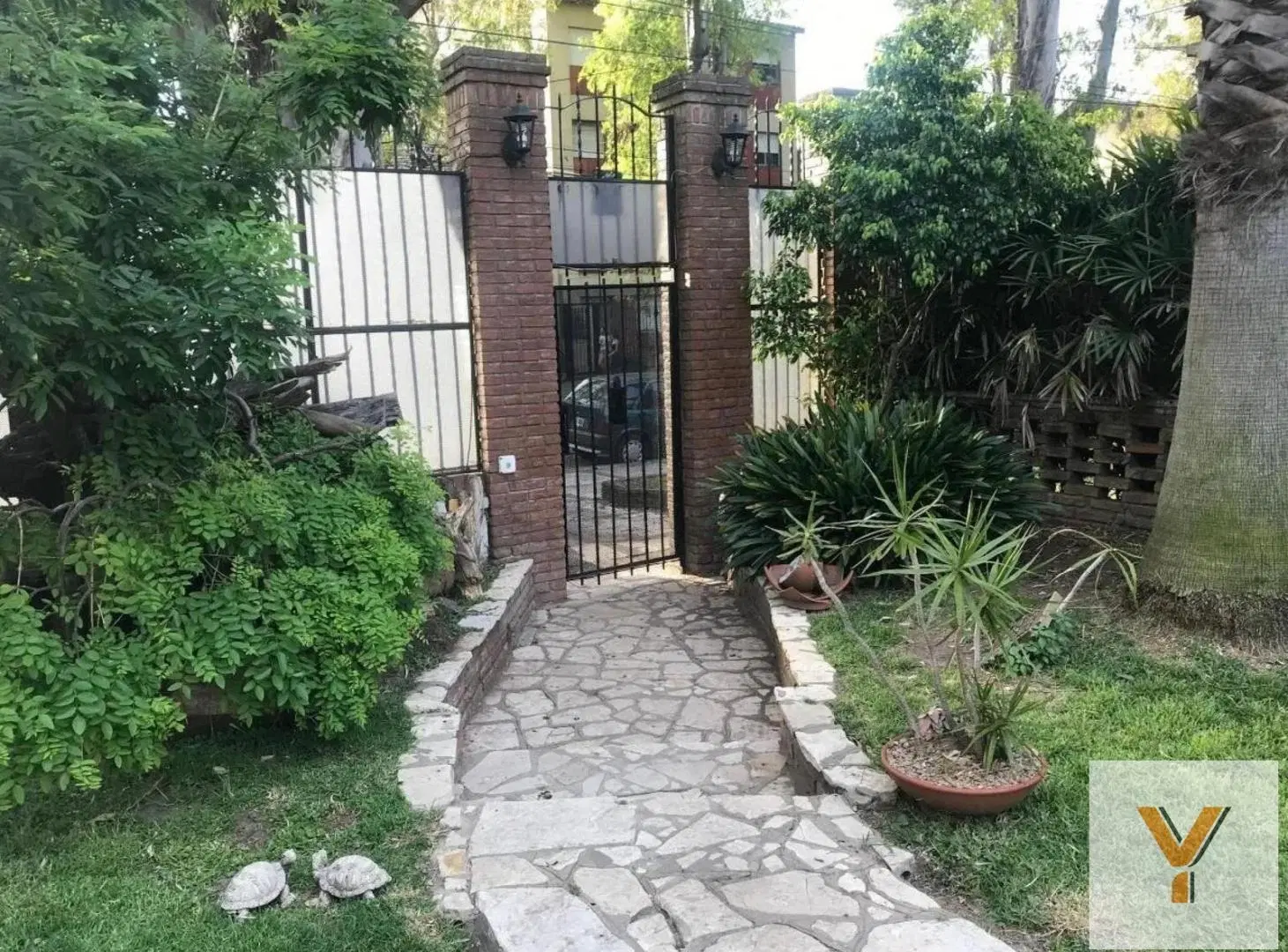 Casa en venta - 4 Dormitorios 3 Baños - Cochera - 639Mts2 - Jardín Lomas del Palomar 5