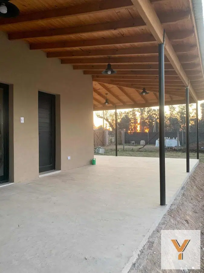 Casa en venta - 2 dormitorios 2 baños - 80mts2  - General Las Heras 5