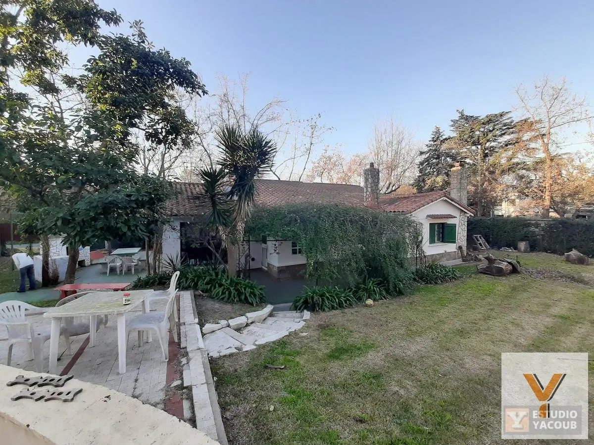 Casa en venta - 2 dormitorios 2 baños 1 cochera - 662mts2 - Manuel B. Gonnet 3