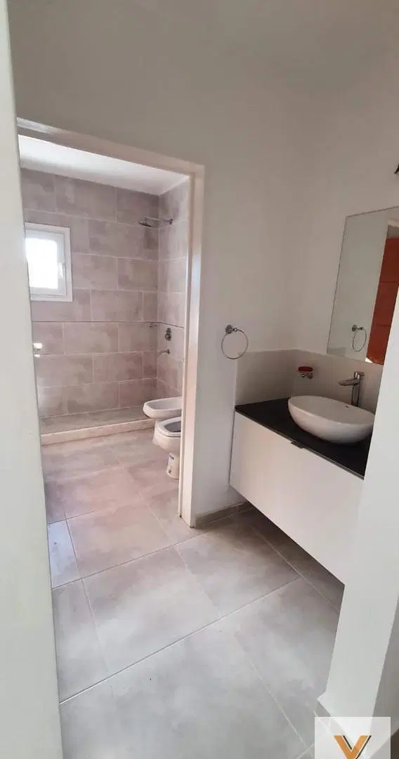 Casa en venta - 2 Dormitorios 1 Baño - Los Hornos 4
