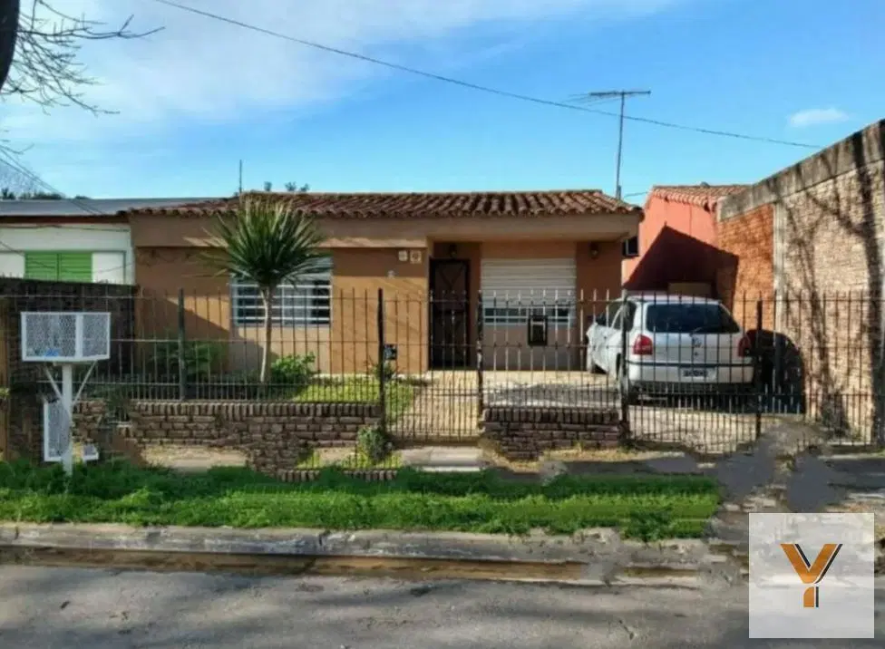 Casa en venta - 2 dormitorios 2 baños - Cochera - 200Mts2 - Berazategui 3