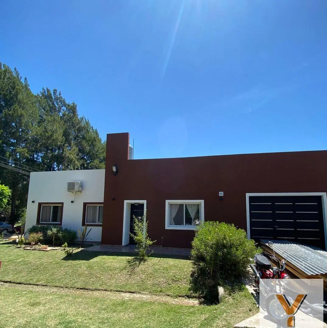Casa en venta - 3 Dormitorios 3 Baños - 330Mts2 -  La Plata 2
