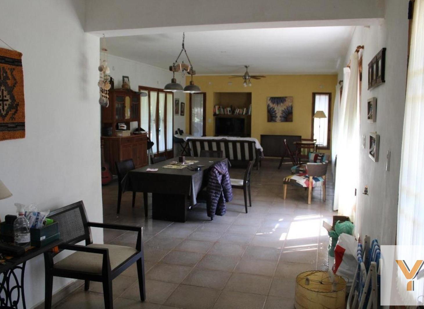 Foto de Casa en venta - 3 Dormitorios 3 Baños - 300 mts2 - Baradero, imagen 2