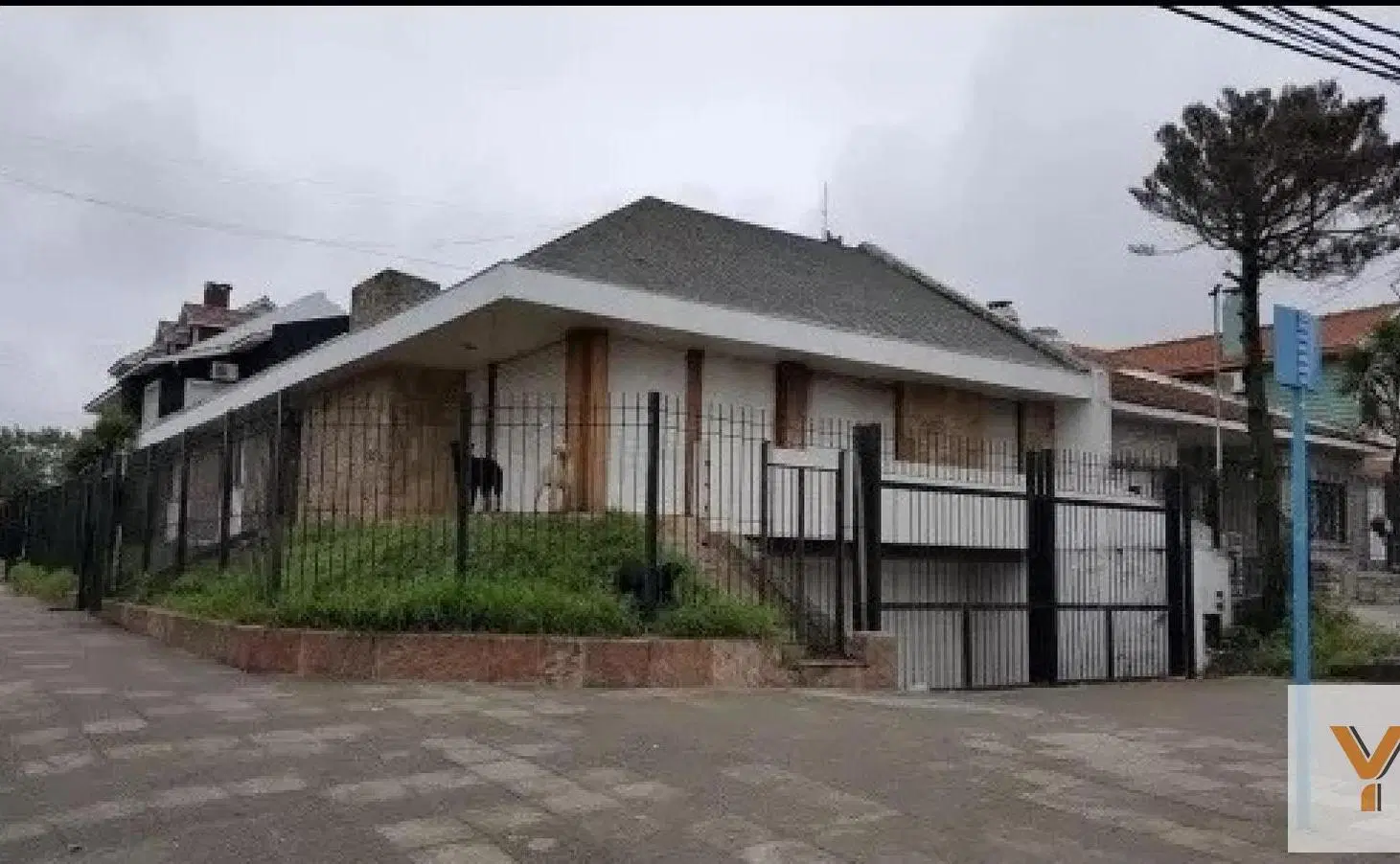Casa en venta - 5 Dormitorios 3 Baños - Cocheras - 232Mts2 - Punta Mogotes 5