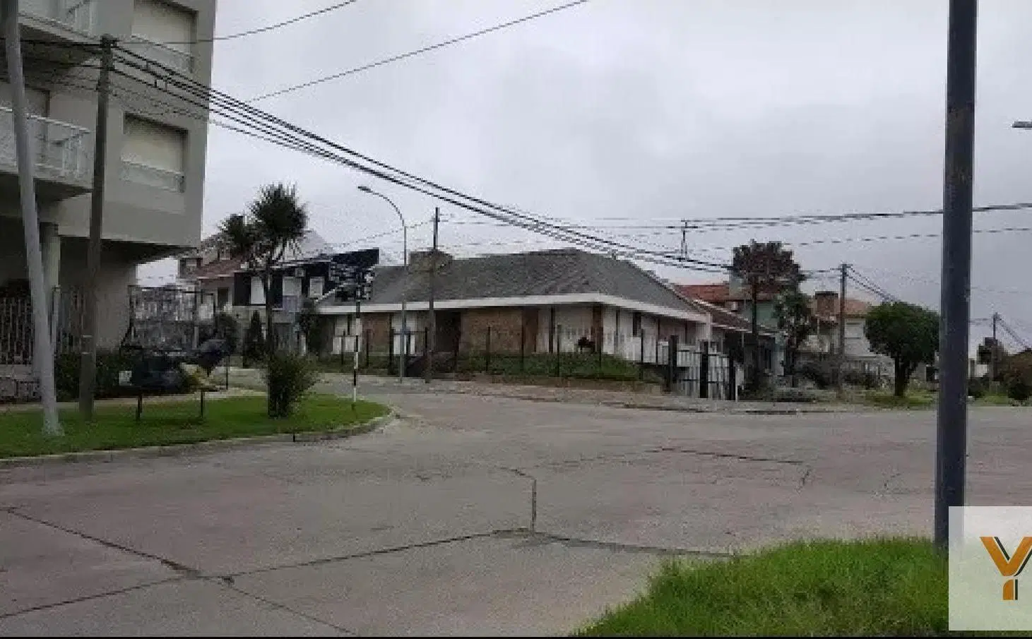 Casa en venta - 5 Dormitorios 3 Baños - Cocheras - 232Mts2 - Punta Mogotes 3