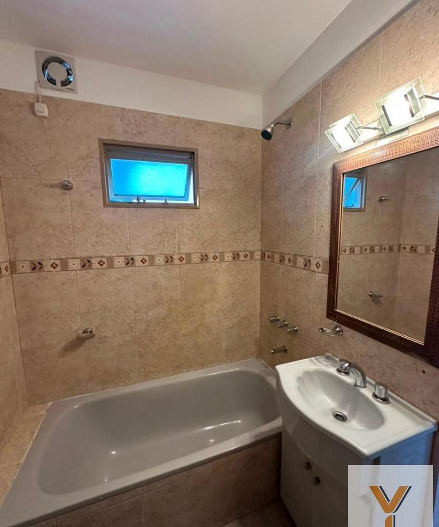 Foto de Departamento en Venta - 2 Dormitorios 1 Baño - 64mts - Monte Castro, imagen 5