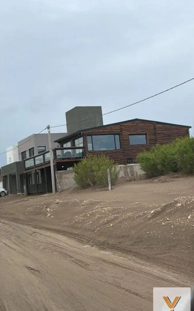 Casa en venta - 5 Dormitorios 3 Baños - Claromecó 3