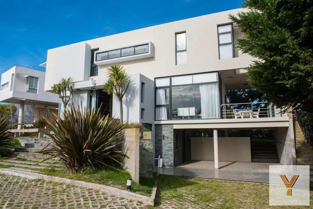 Casa en venta - 4 Dormitorios 4 Baños - Cariló 2