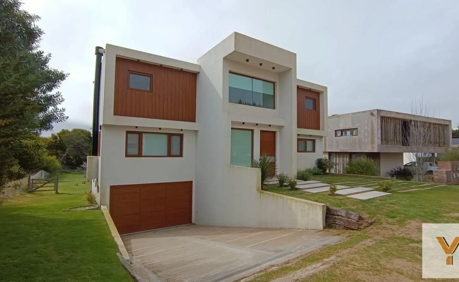 Casa en venta - 5 Dormitorios 5 Baños - Pinamar 2