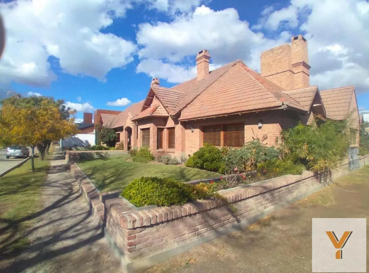 Casa en venta - 3 Dormitorios 2 -Cocheras - 450Mts2 - General Roca 5