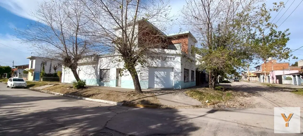 Casa en venta - 3 Dormitorios 3 Baños - Cochera - 270Mts2 - Quilmes 2