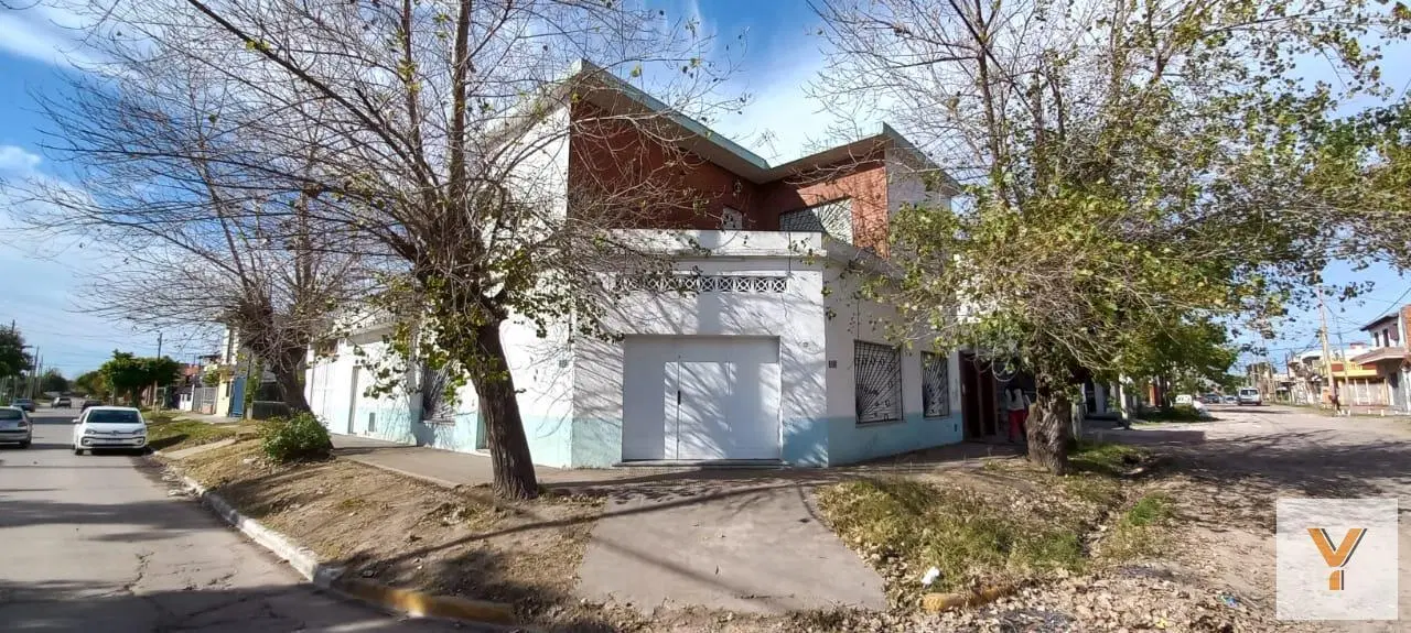 Casa en venta - 3 Dormitorios 3 Baños - Cochera - 270Mts2 - Quilmes 3
