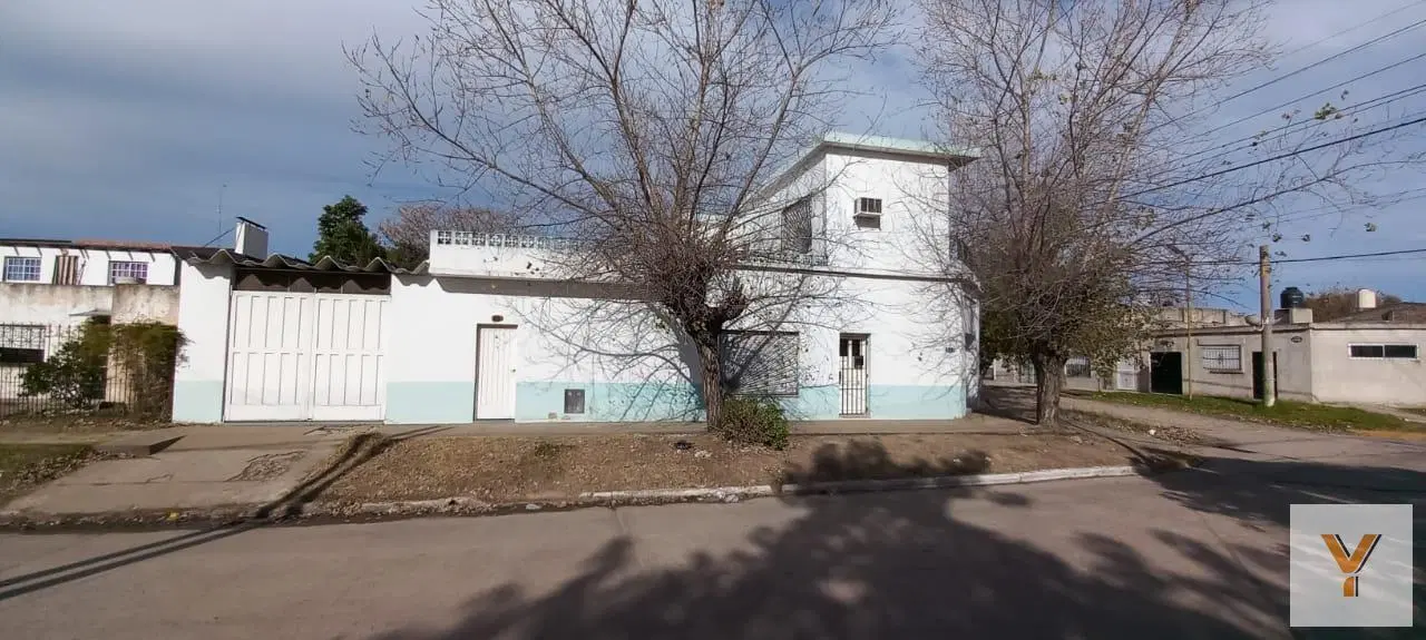 Casa en venta - 3 Dormitorios 3 Baños - Cochera - 270Mts2 - Quilmes 5