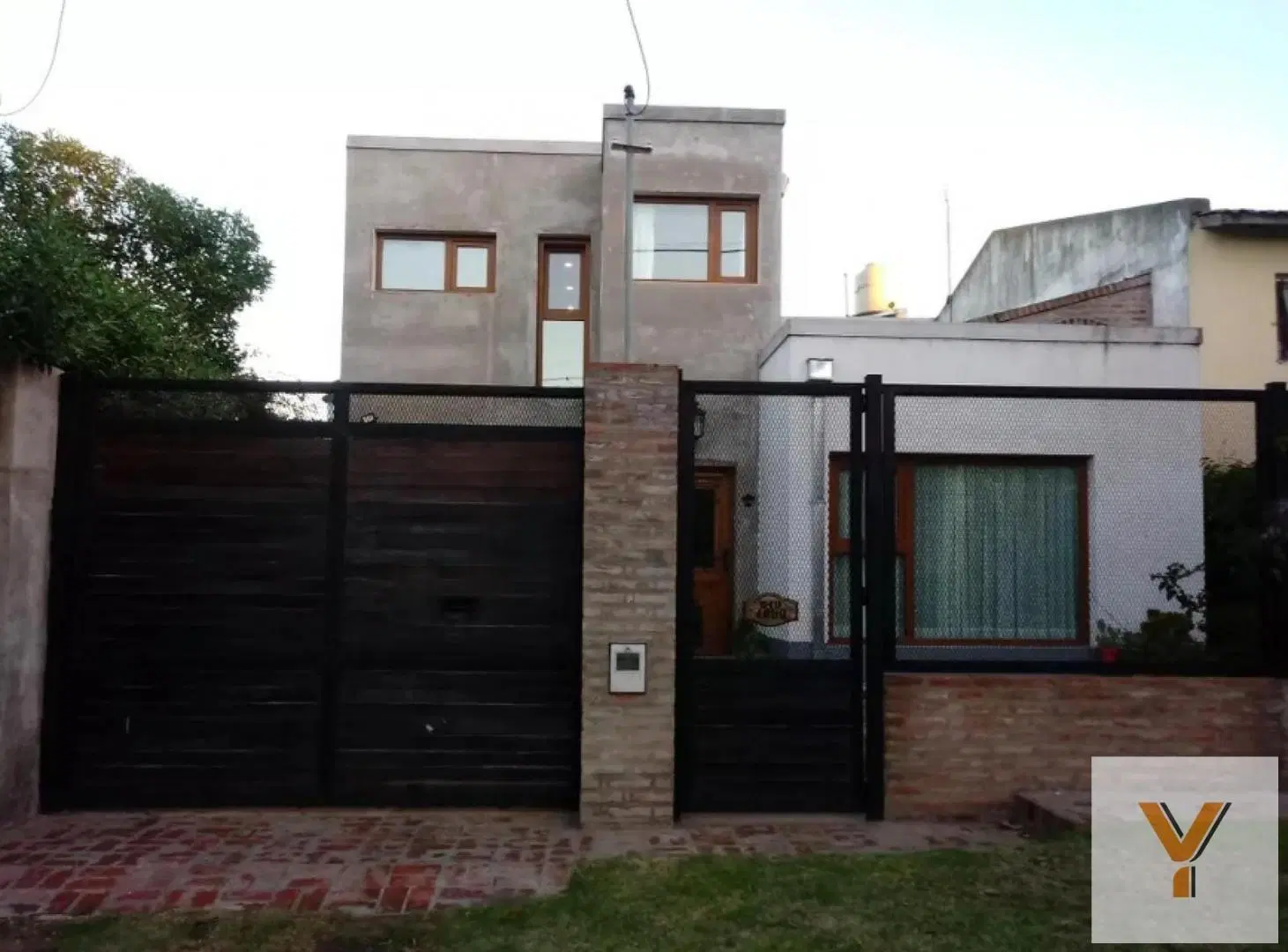 Casa en venta - 2 Dormitorios 2 Baños - Cocheras - 330Mts2 - Quequén 2