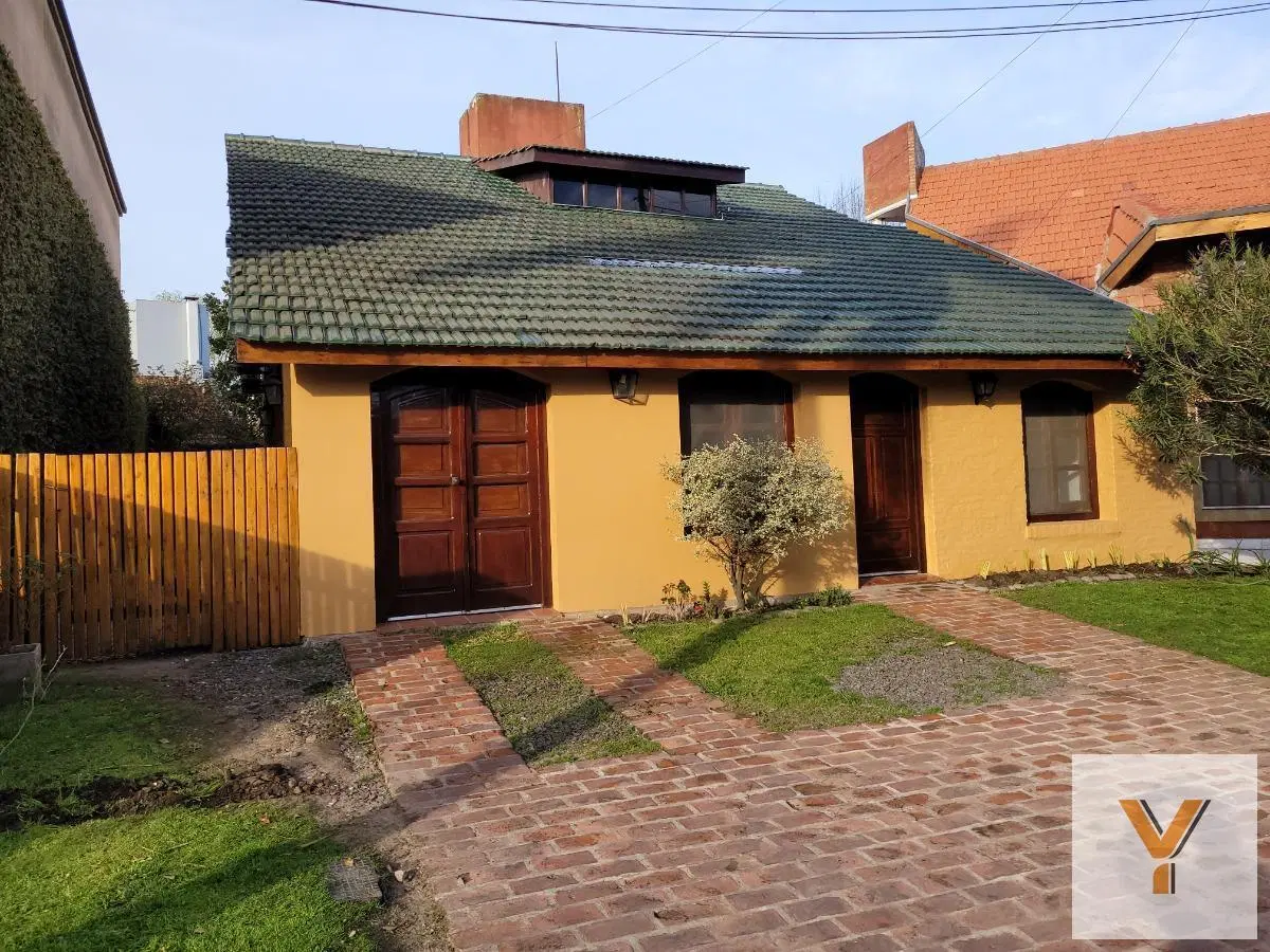 Casa en venta - 4 Dormitorios 3 Baños - Cochera - 244Mts2 - Bella Vista 5