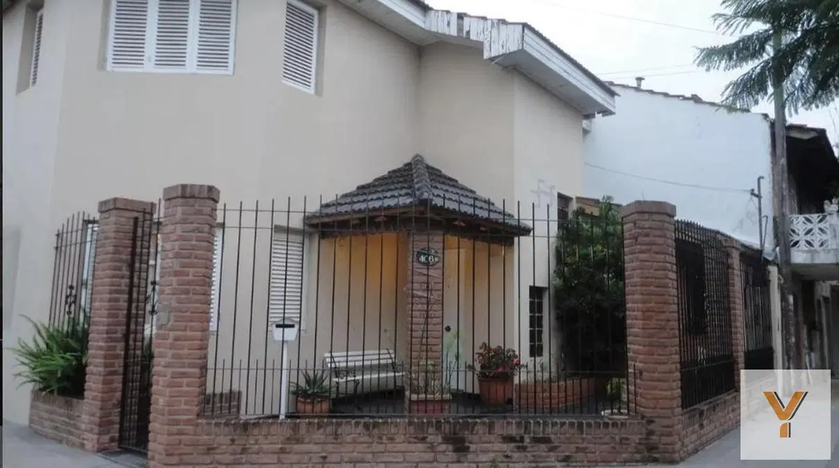 Casa en venta - 3 dormitorios 2 baños - patio - 200mts2 - Tolosa 2