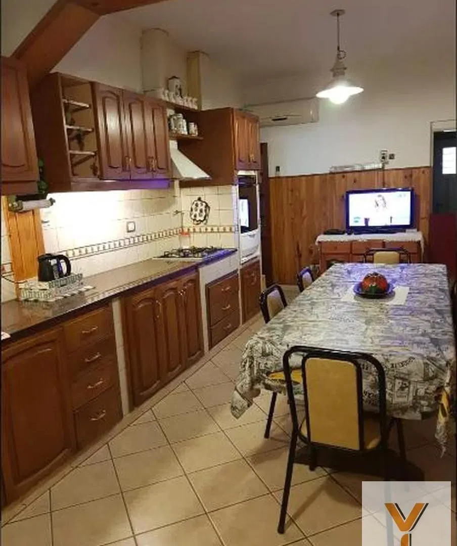Casa en venta - 3 dormitorios 2 baños - patio - 200mts2 - Tolosa 8