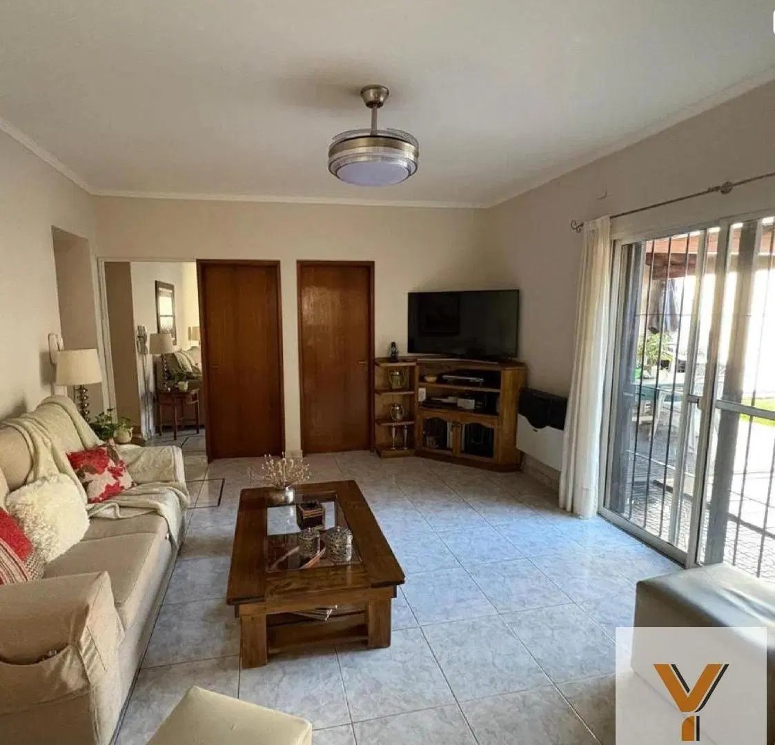 Casa en venta - 3 Dormitorios 4 Baños - Pergamino 2