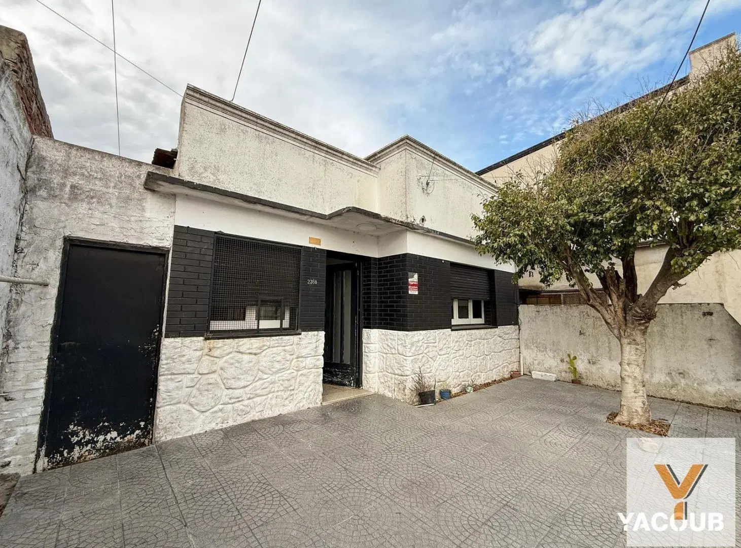 Casa en venta - 4 Dormitorios 1 Baño - La Plata 2