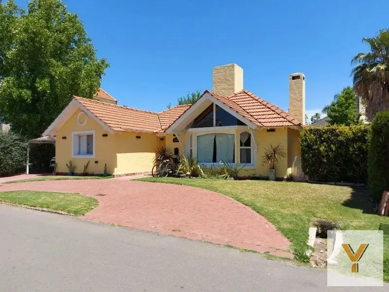 Casa en venta - 5 Dormitorios 3 Baños - Cochera - 423Mts2 - Pilar 8